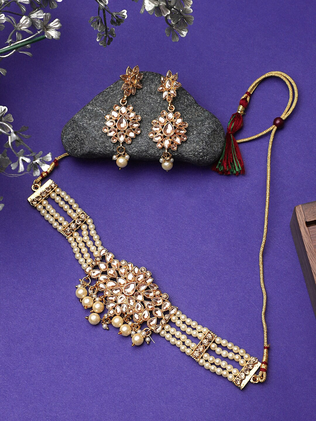 

STEORRA JEWELS Gold-Plated & White Kundan-Studded & Beaded Jewellery Set