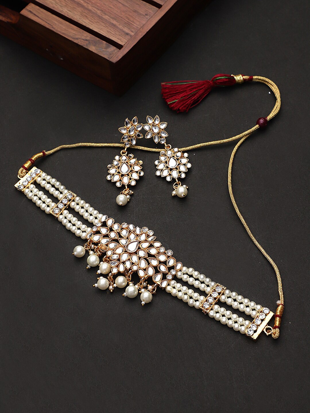 

STEORRA JEWELS Gold-Plated & White Kundan-Studded & Beaded Jewellery Set