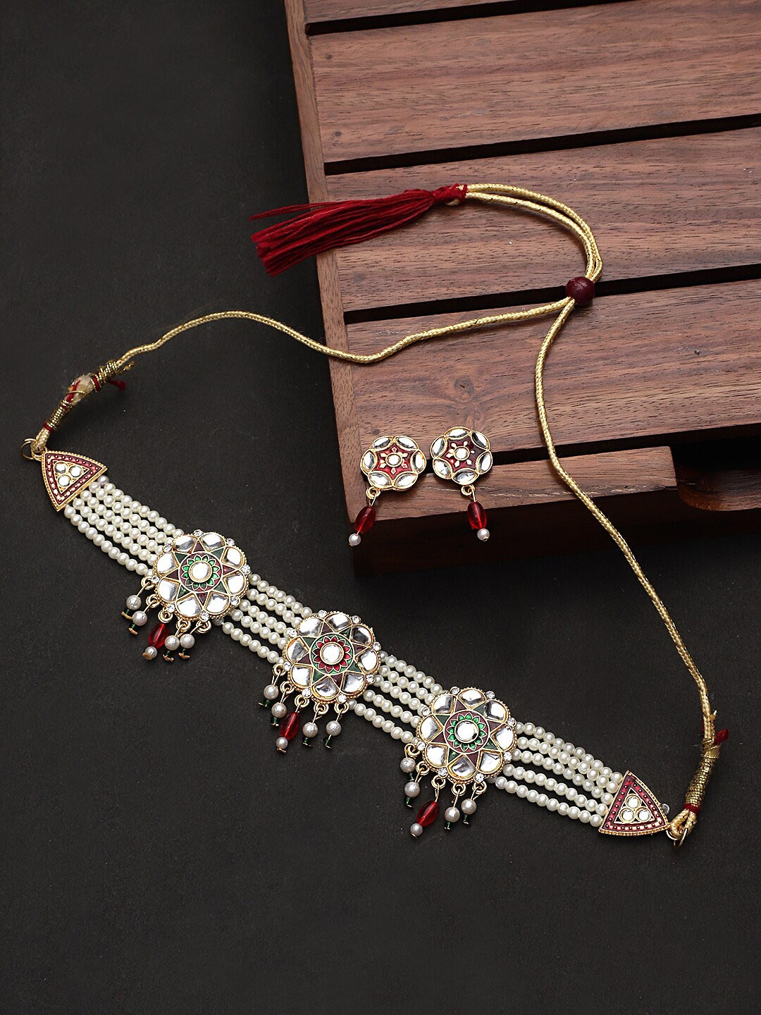 

STEORRA JEWELS Gold-Plated & White Kundan-Studded & Beaded Jewellery Set