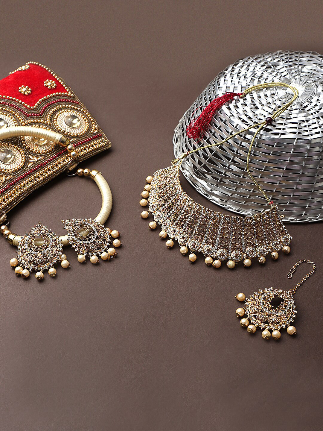 

STEORRA JEWELS Gold-Plated & White Kundan-Studded & Beaded Jewellery Set