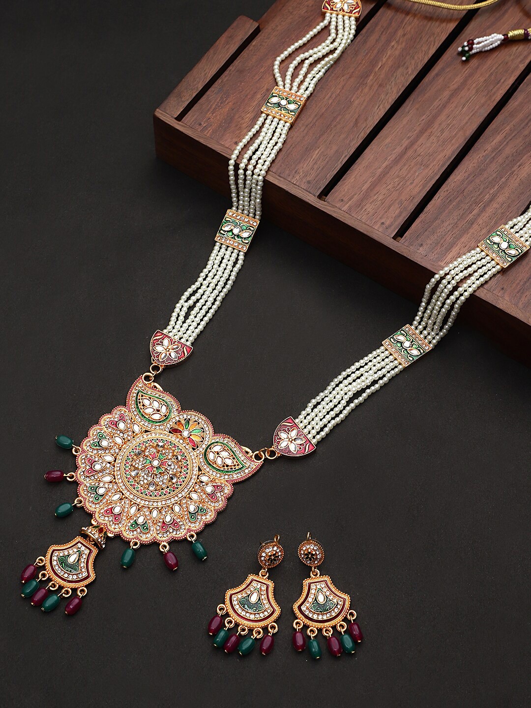 

STEORRA JEWELS Gold-Plated White & Red Kundan-Studded & Beaded Jewellery Set