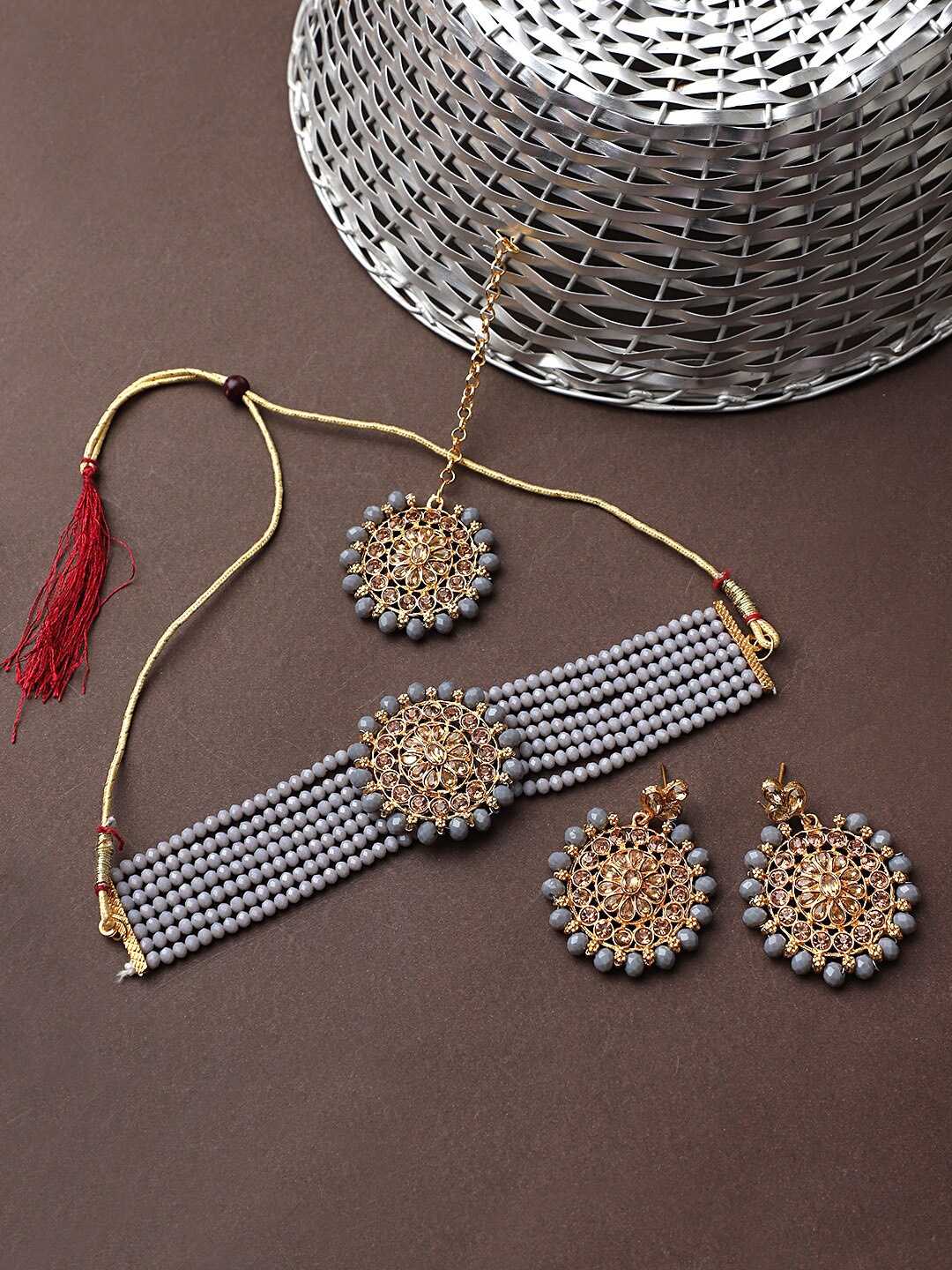 

STEORRA JEWELS Women Gold-Plated Grey Kundan Studded & Beaded Jewellery Set