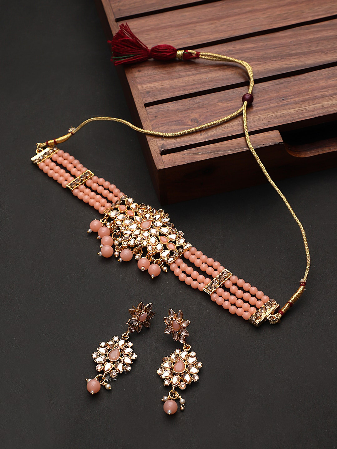 

STEORRA JEWELS Gold-Plated White & Peach-Coloured Kundan-Studded & Beaded Jewellery Set