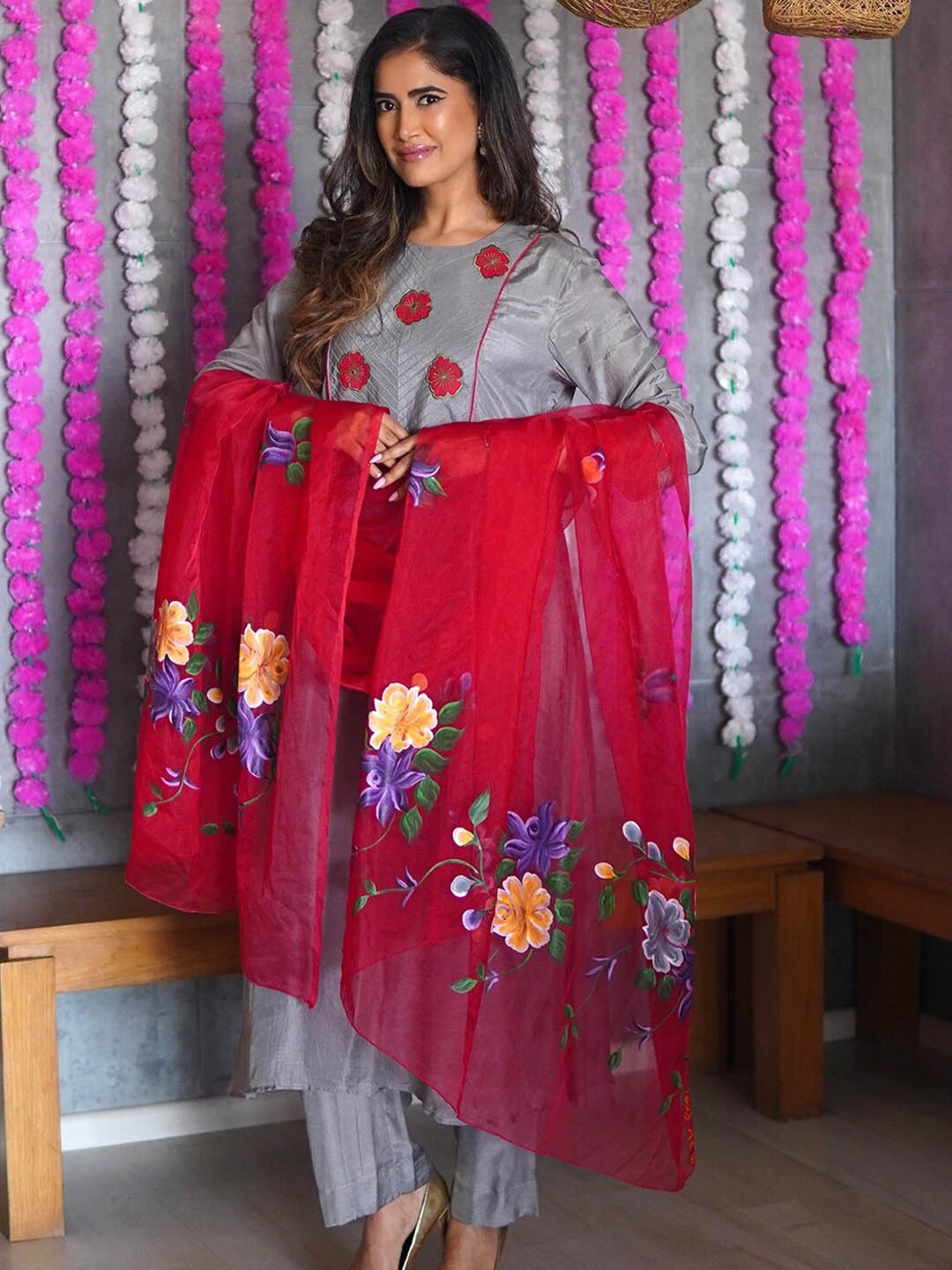 

Ambraee Women Grey & Red Ethnic Dress With Dupatta