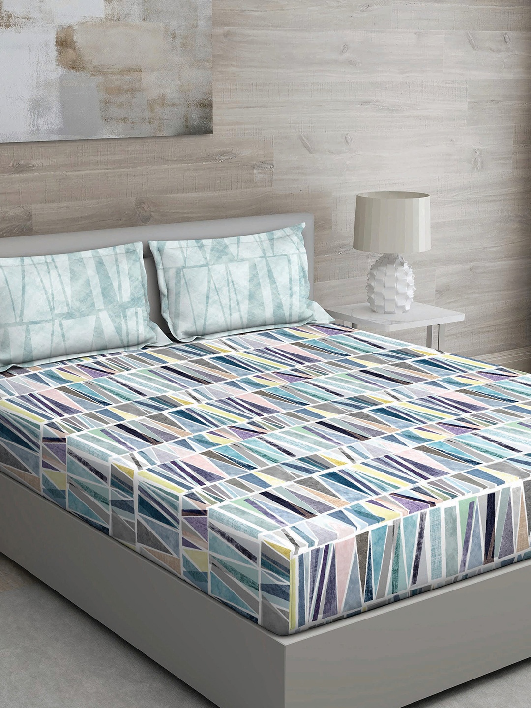 

GM Green & White Geometric 150 TC Queen Bedsheet with 2 Pillow Covers