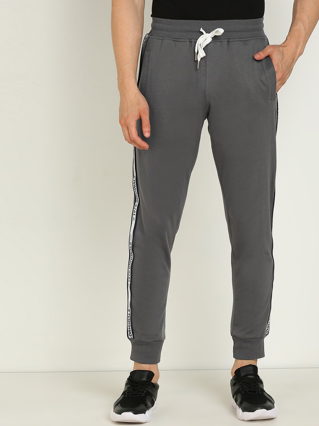 

Alan Jones Men Grey Solid Slim-Fit Joggers