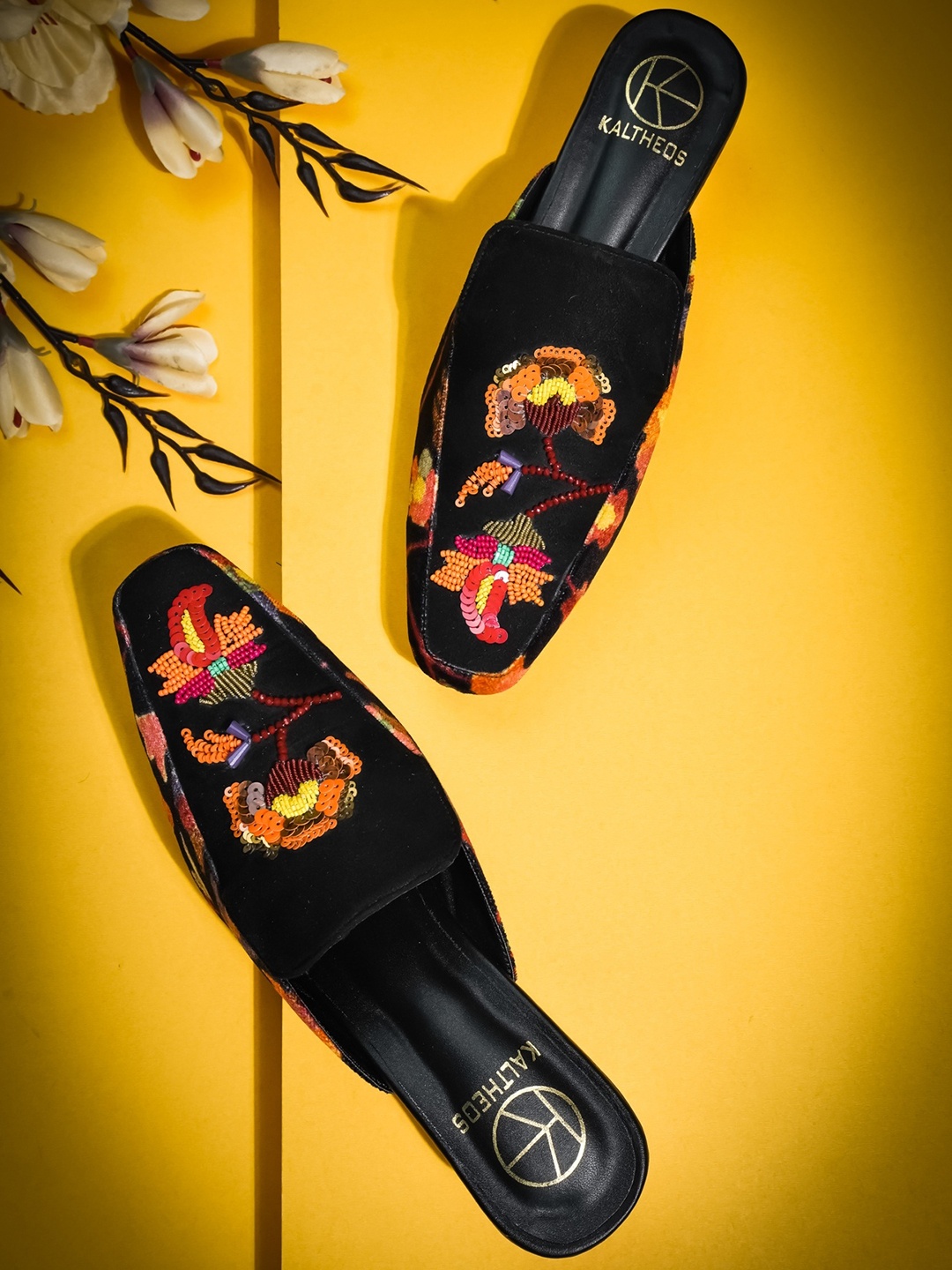 

KALTHEOS Black & Green Printed Block Mules