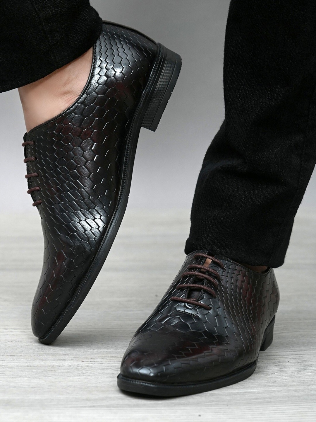 

San Frissco Men Maroon Textured Formal Derbys