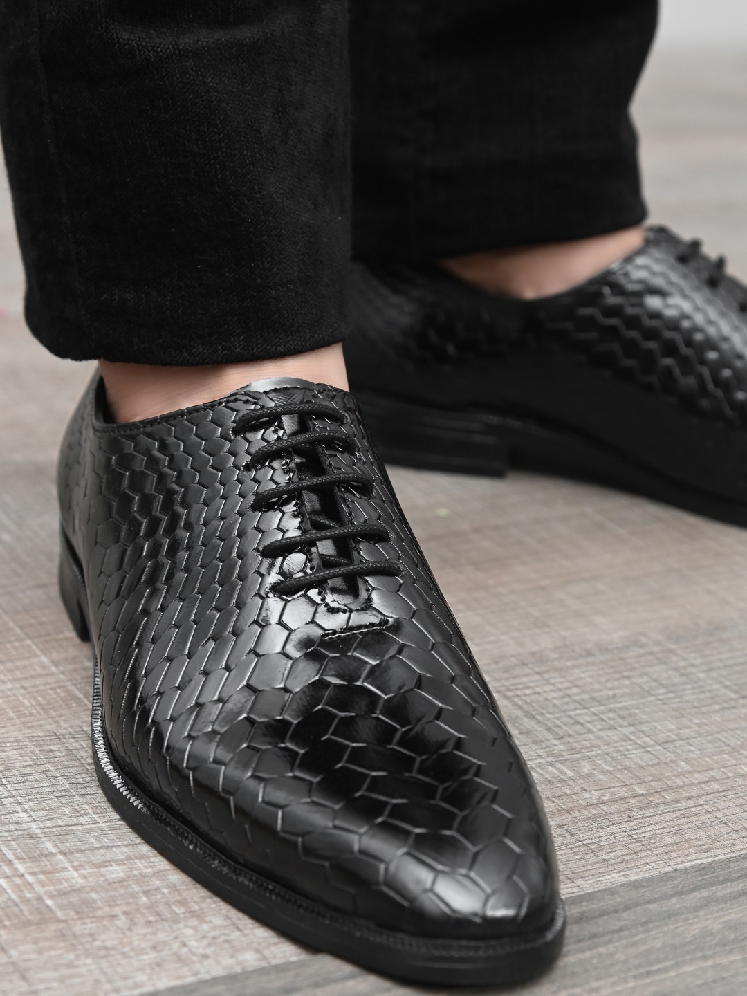 

San Frissco Men Black Textured Formal Derbys