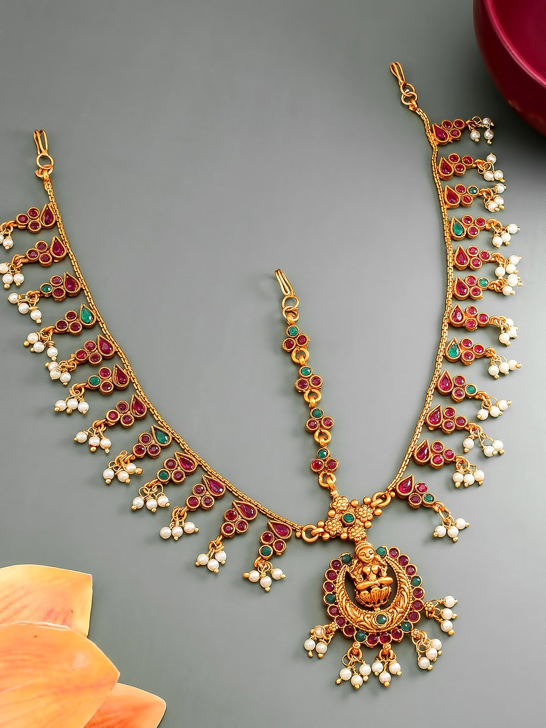 

aadita Gold-Plated Green & White Kundan Studded & Pearls Beaded Matha Patti