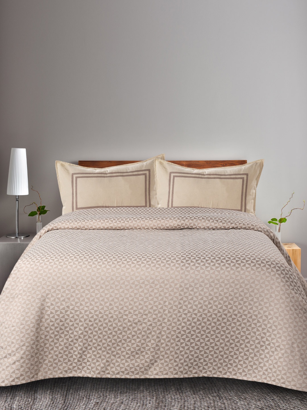

Saral Home Beige & Grey Geometric 160 TC Queen Bedsheet with 2 Pillow Covers
