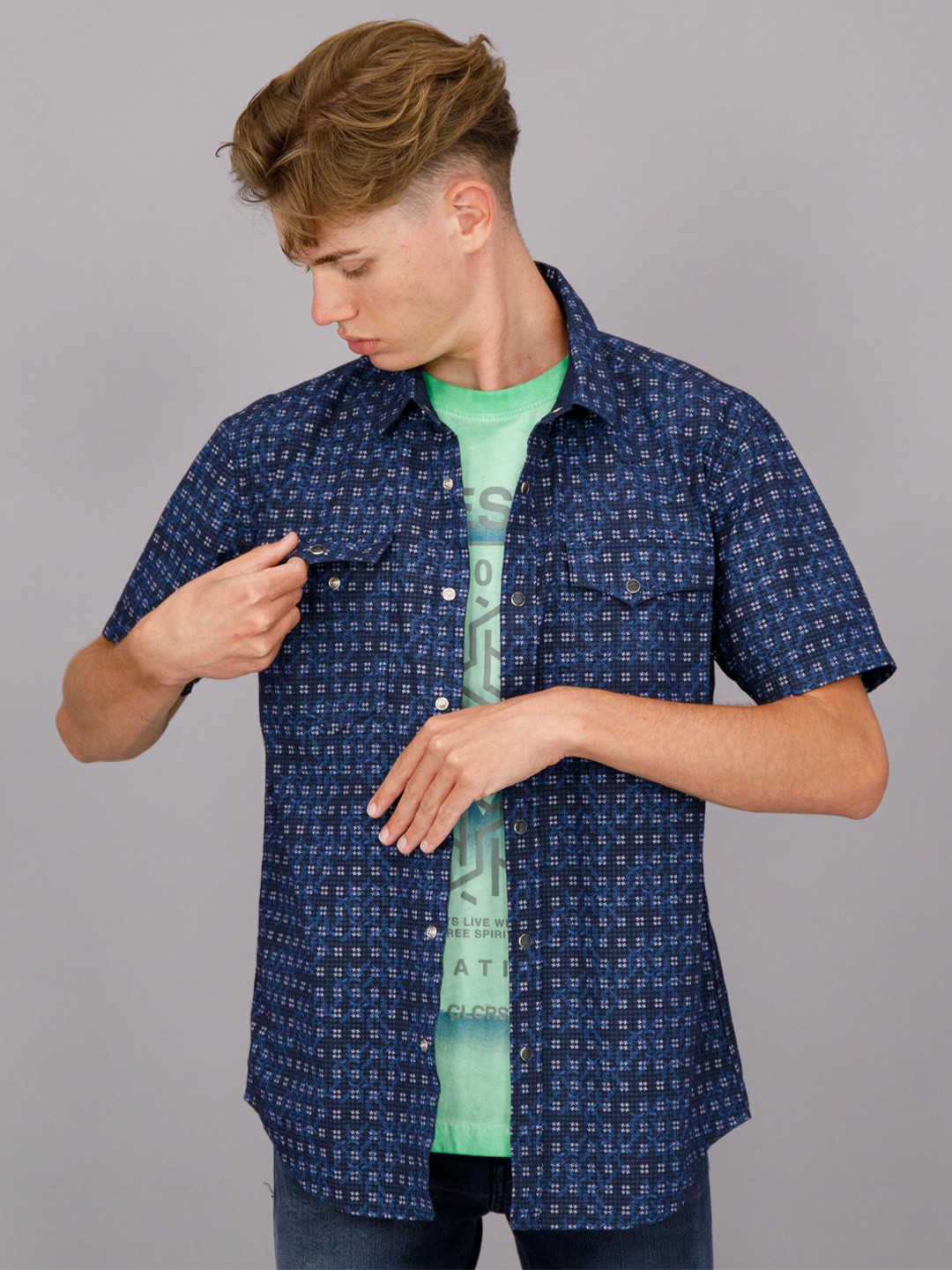 

FREESOUL Men Blue Floral Printed Casual Shirt