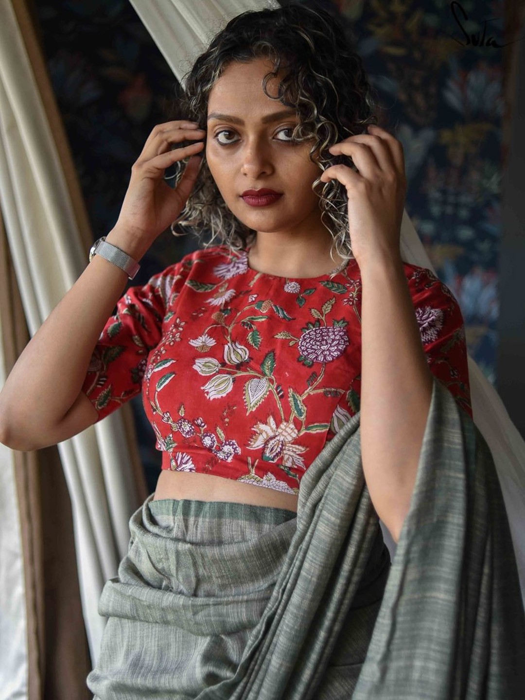 

Suta Women Red & White Floral Printed Cotton Saree Blouse