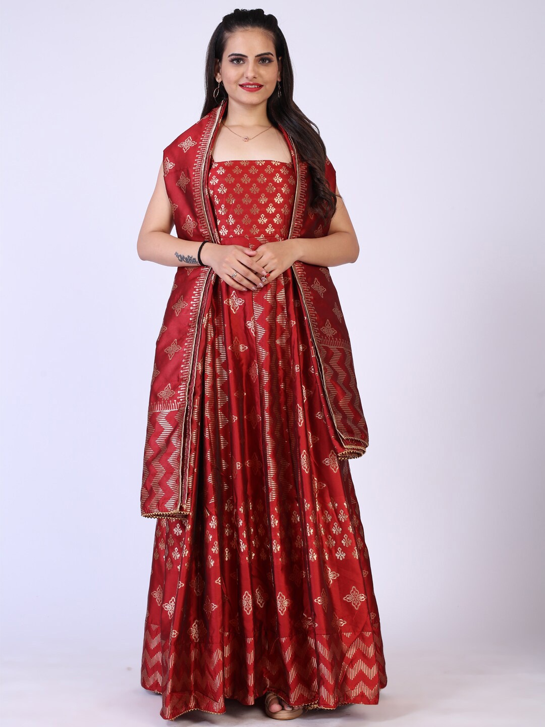 

PRENEA Maroon & Gold-Toned Ethnic Motifs Jacquard Ethnic Maxi Dress With Dupatta