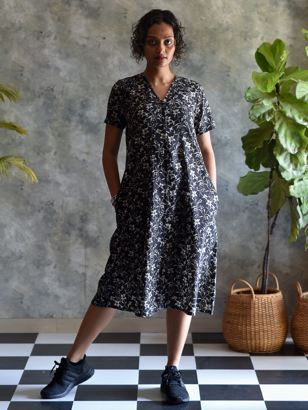 

Suta Black & White Floral Printed Dress