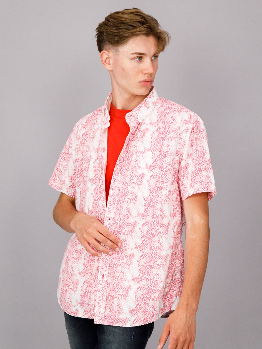 

FREESOUL Men Off White & Pink Printed Pure Cotton Casual Shirt