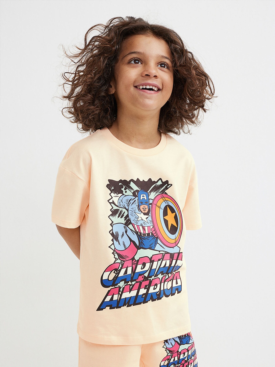 

H&M Boys Beige Captain America Printed Cotton Round Neck T-shirt