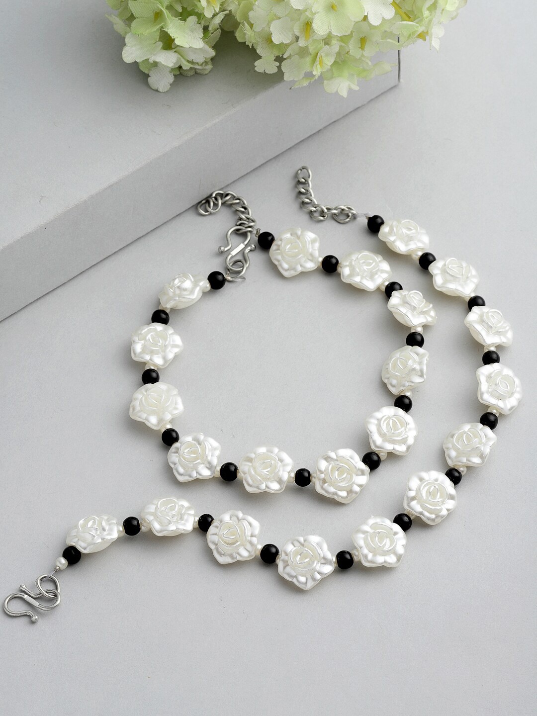 

PANASH Set Of 2 Silver-Plated Black & White Floral Shaped Beaded Handcrafted Anklets