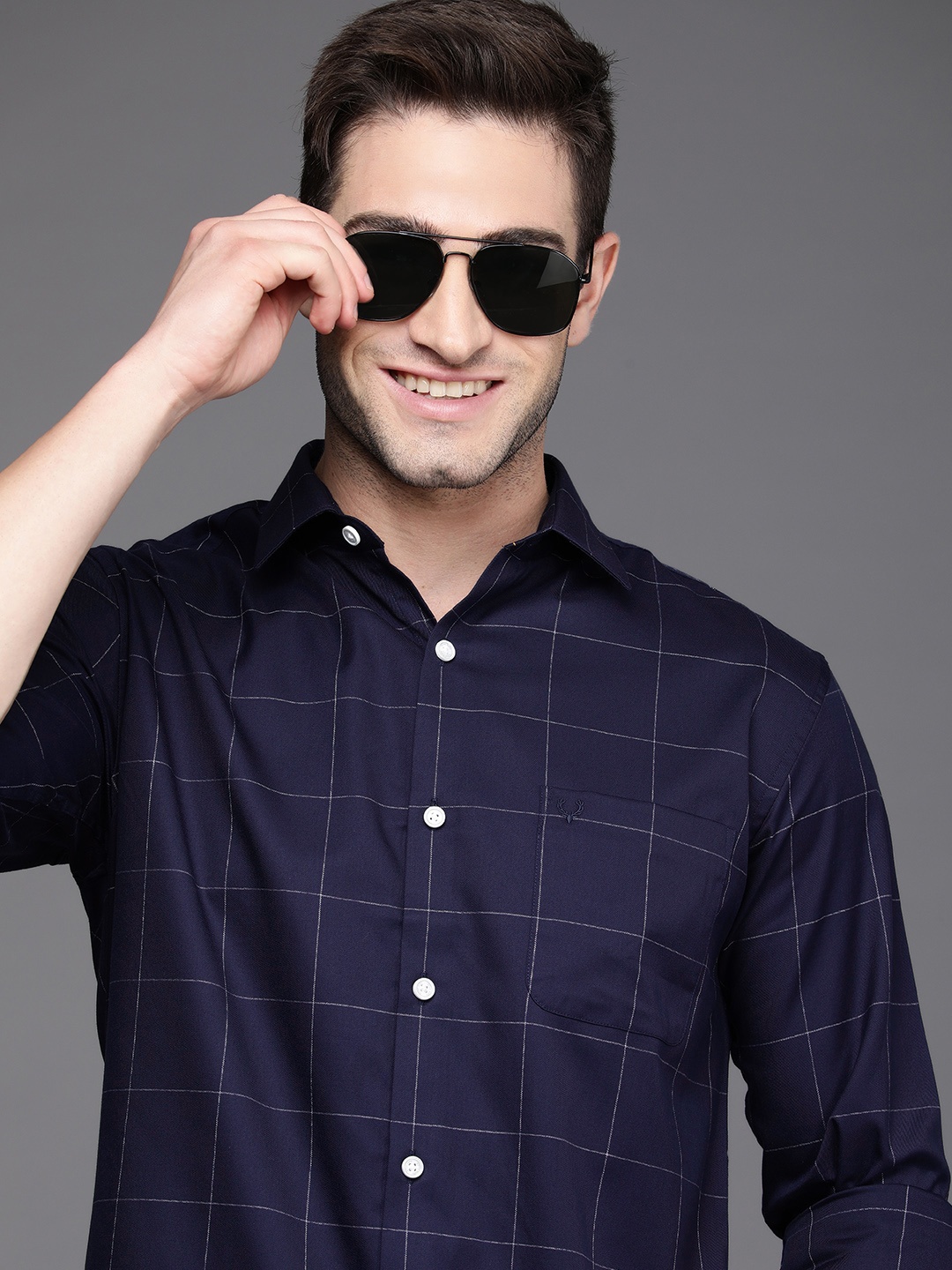 

Allen Solly Men Navy Blue & White Sport Fit Checked Pure Cotton Casual Shirt