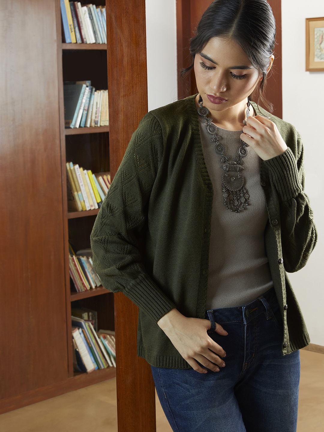 

Anouk Women Green Solid V-Neck Cardigan