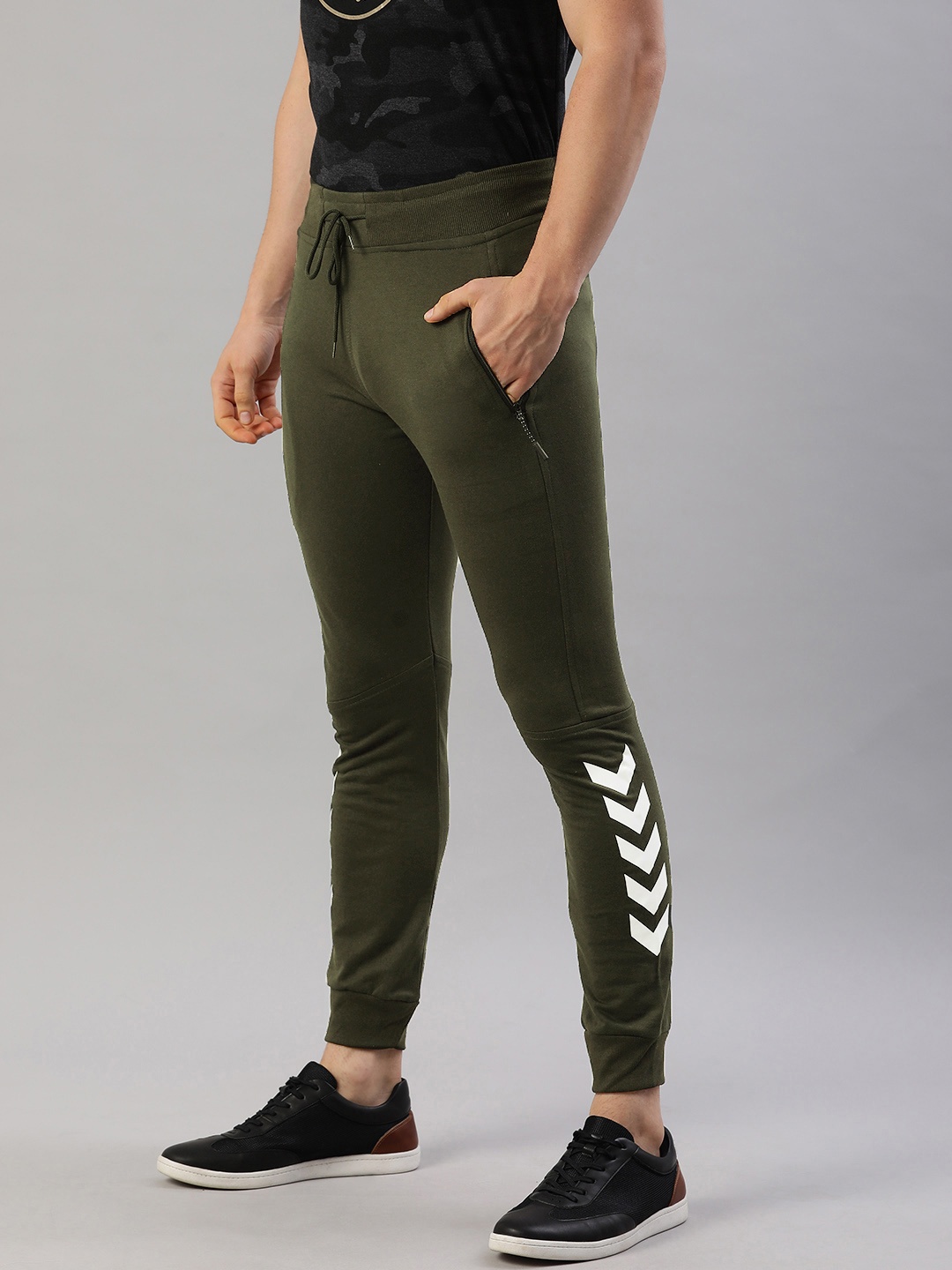 

ADBUCKS Men Olive Green Solid Joggers