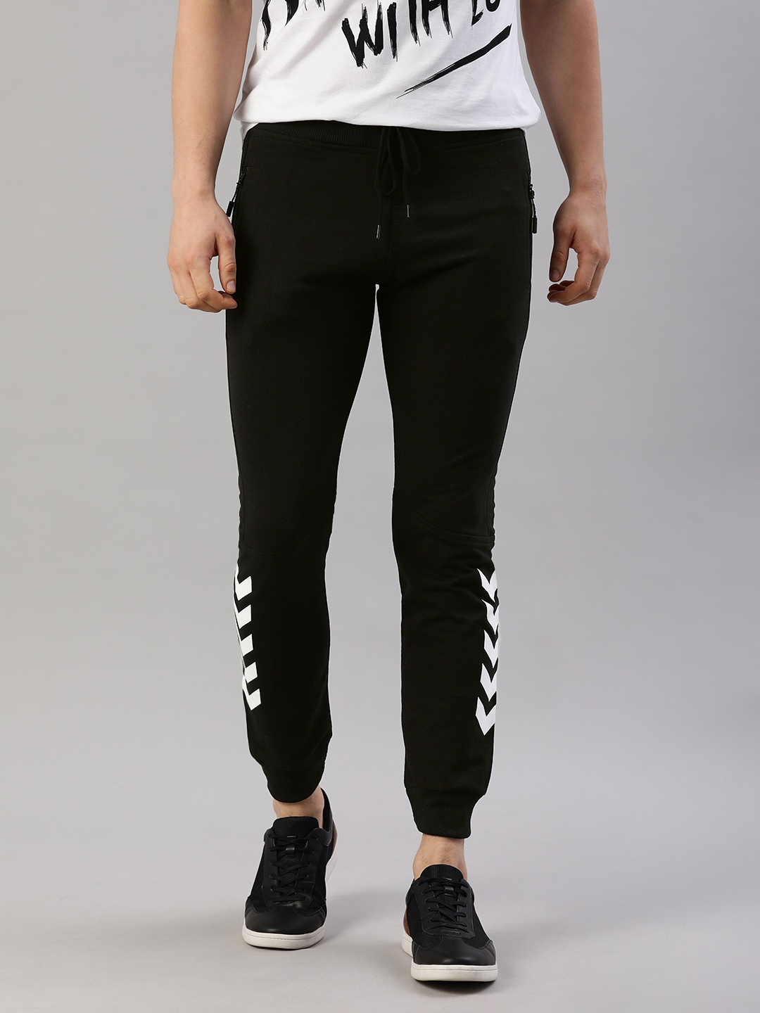 

ADBUCKS Men Black Solid Joggers