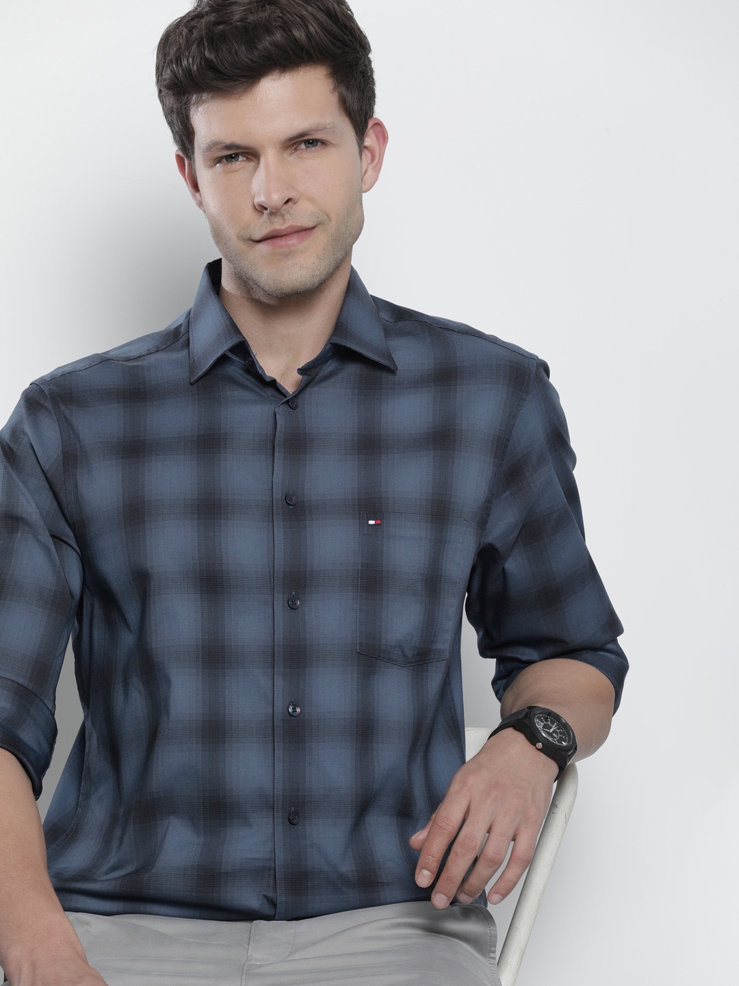 

Tommy Hilfiger Men Standard Checked Casual Shirt, Navy blue