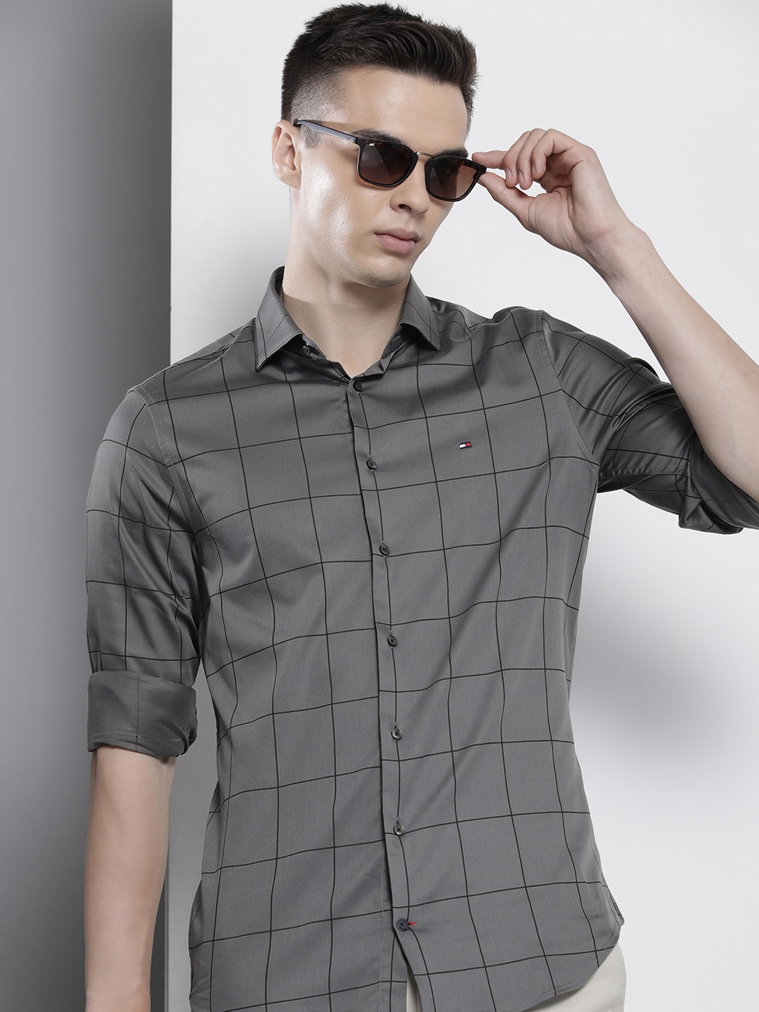 

Tommy Hilfiger Men Grey Slim Fit Windowpane Checks Casual Shirt