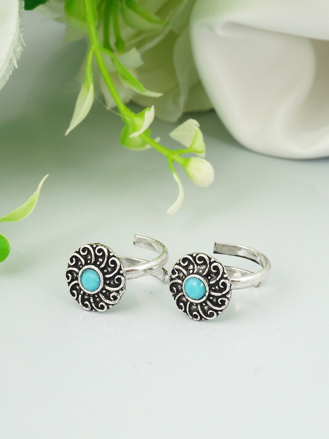 

Urmika Women Set of 2 Turquoise Blue Floral Oxidised Toe Rings