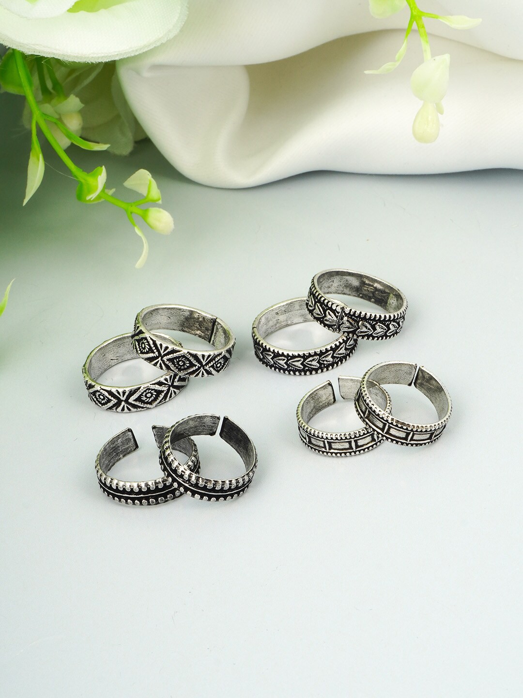 

Urmika Set Of 4 Silver-Toned Oxidized Band Toe Rings