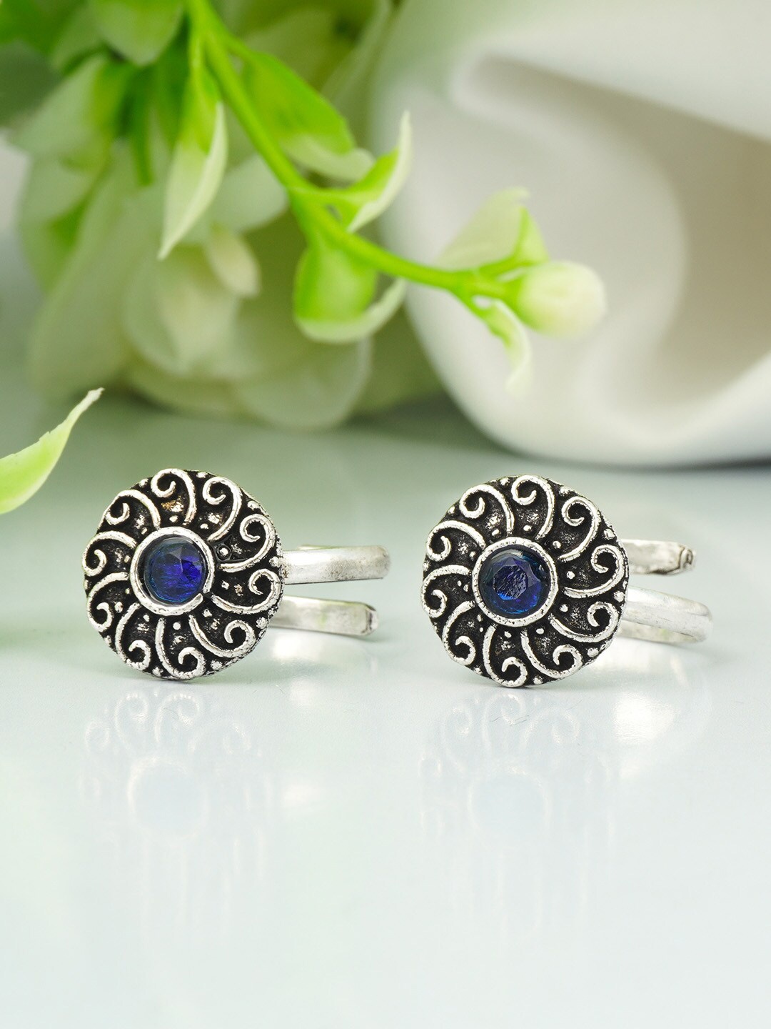 

Urmika Blue Oxidized Set of 2 Flower Design Toe Rings