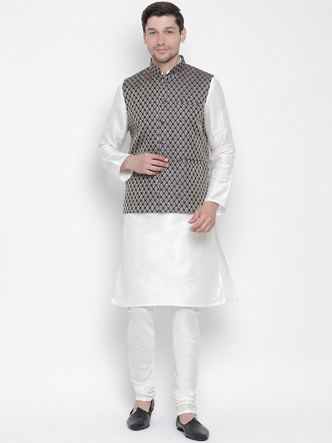 

VASTRAMAY Men Cream-Coloured & Navy Blue Layered Kurta with Pyjamas & Nehru Coat