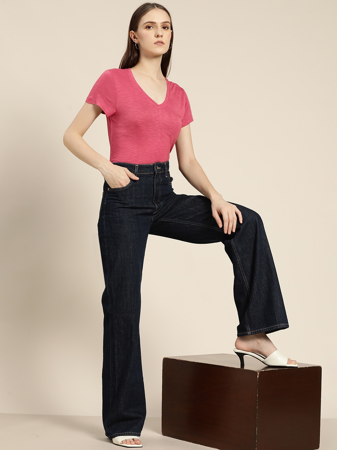 

INVICTUS Women Dusty Pink Solid V-Neck T-shirt, Rose