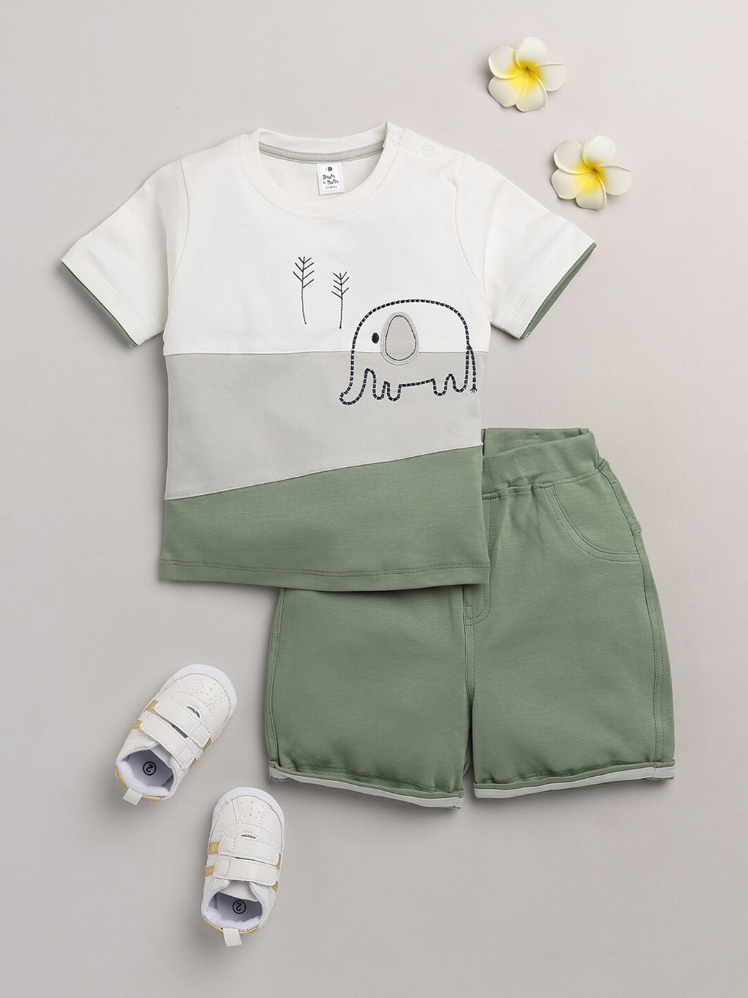 

BRATS AND DOLLS Boys Green & White Pure Cotton Printed T-shirt with Shorts