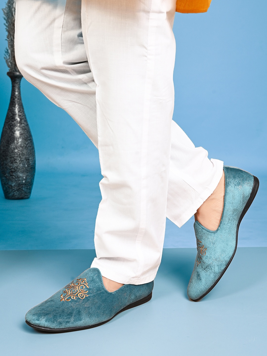 

House of Pataudi Men Blue & Beige Embroidered Handcrafted Slip-Ons