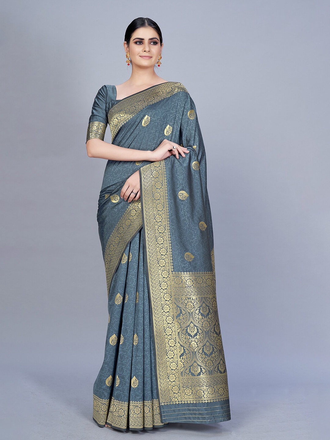 

MONJOLIKA FASHION Grey & Gold-Toned Woven Design Zari Silk Blend Banarasi Saree