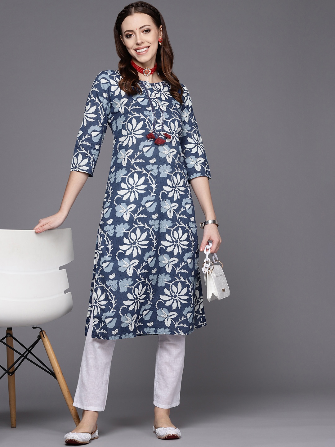 

Varanga Women Navy Blue & White Floral Printed Kurta
