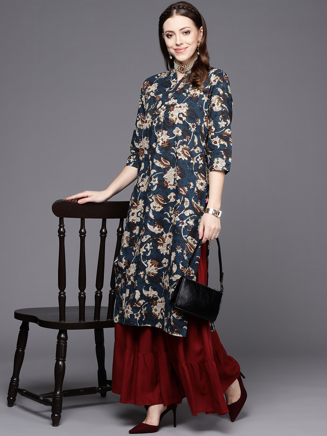 

Varanga Women Navy Blue & Off White Floral Printed Kurta