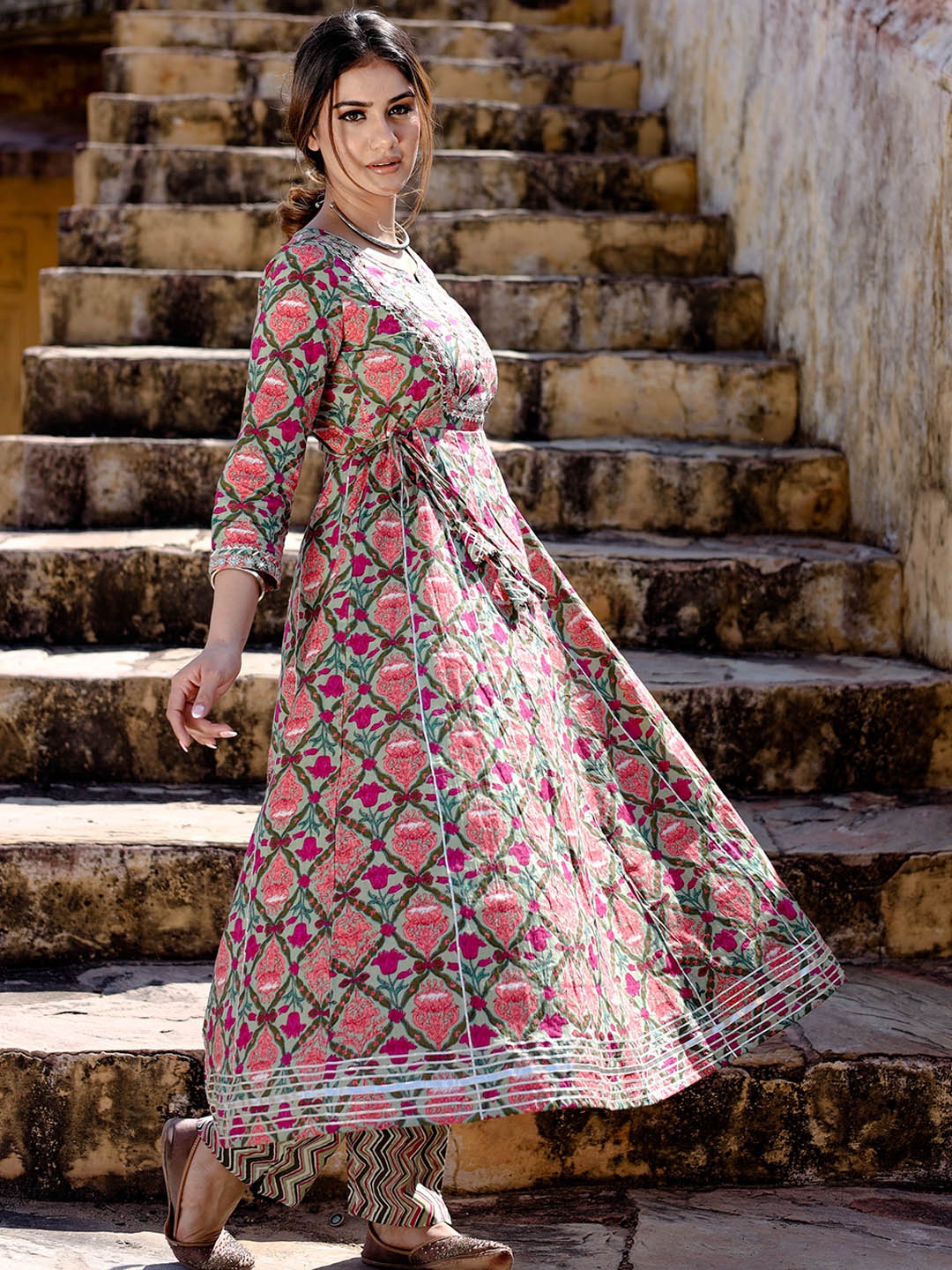 

Divena Women Green & Pink Motifs Printed Pure Cotton Kurta with Trousers