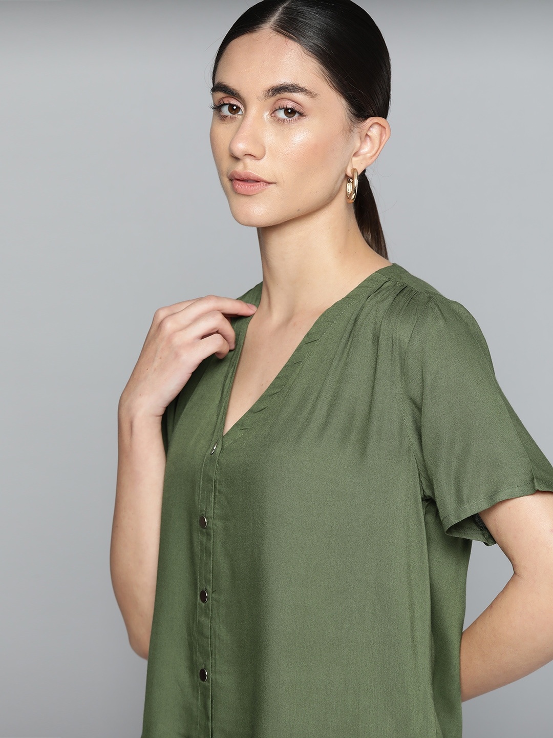 

Chemistry Olive Green Solid V-Neck Top