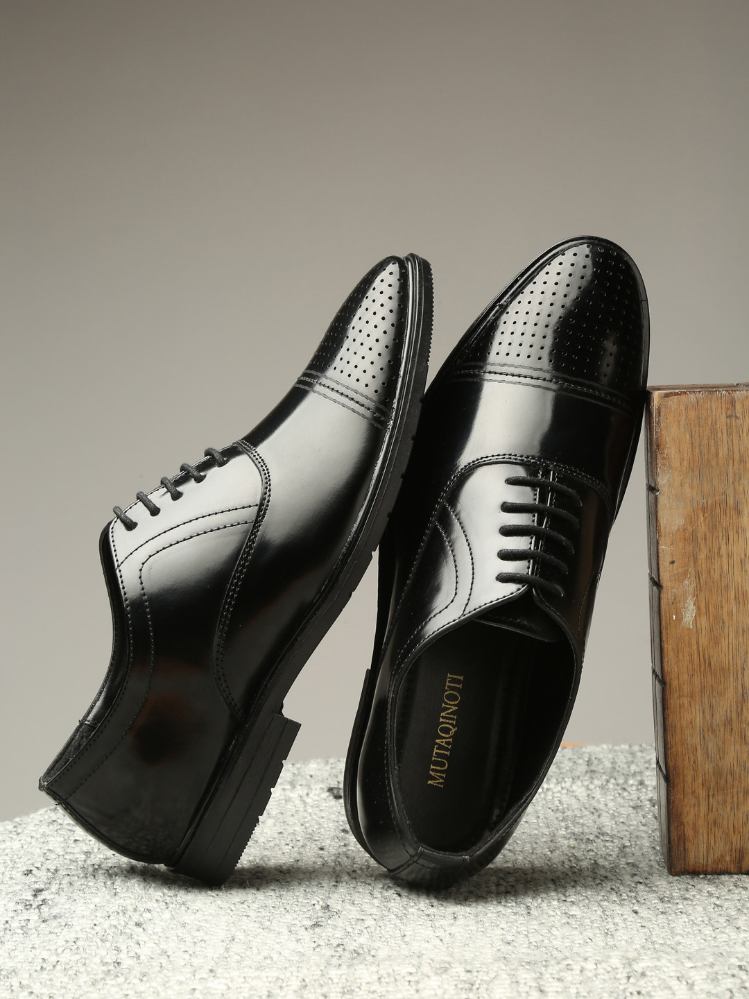 

MUTAQINOTI Men Black Solid Leather Oxfords