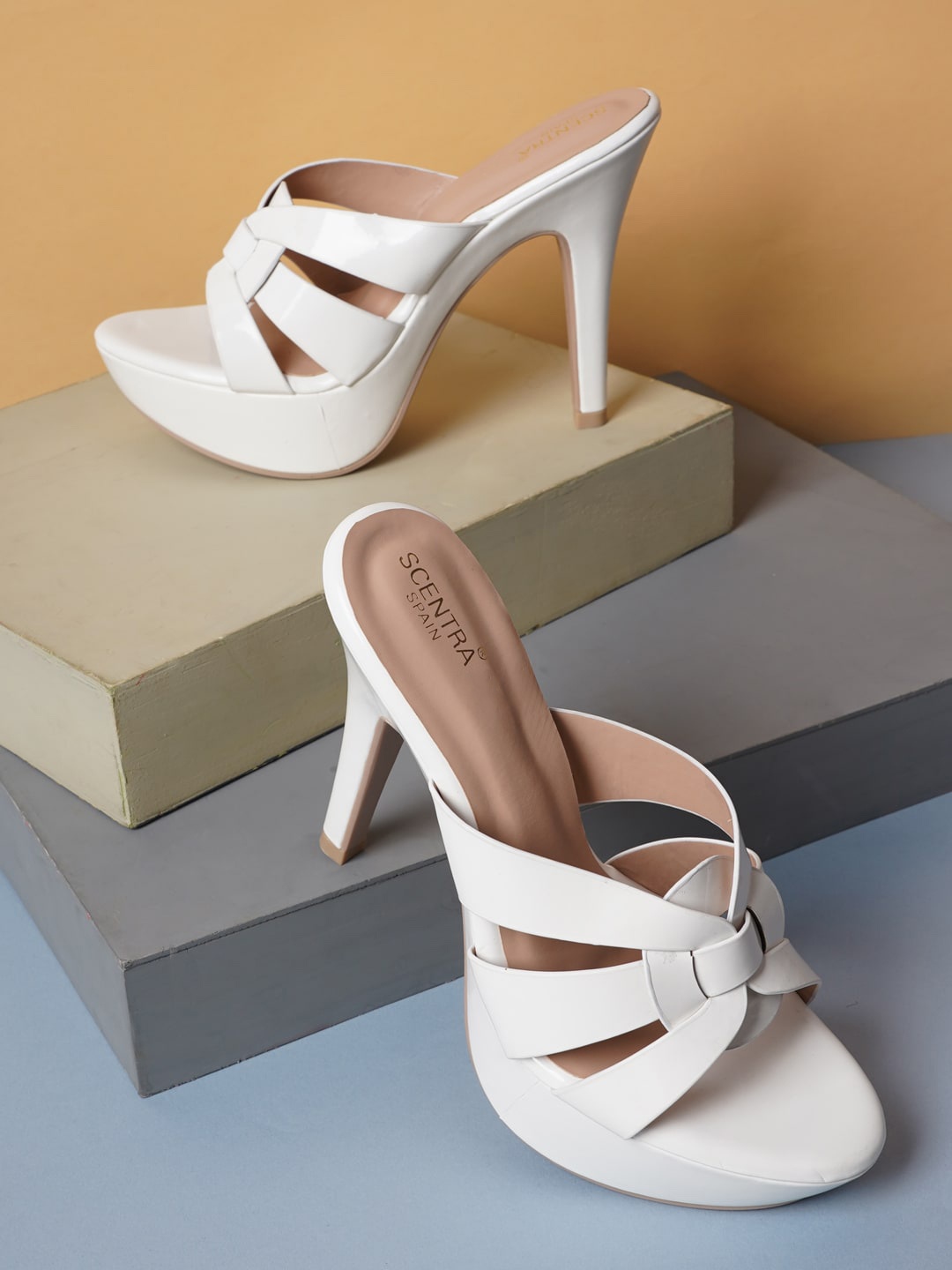 

SCENTRA White Colourblocked Pumps with Buckles