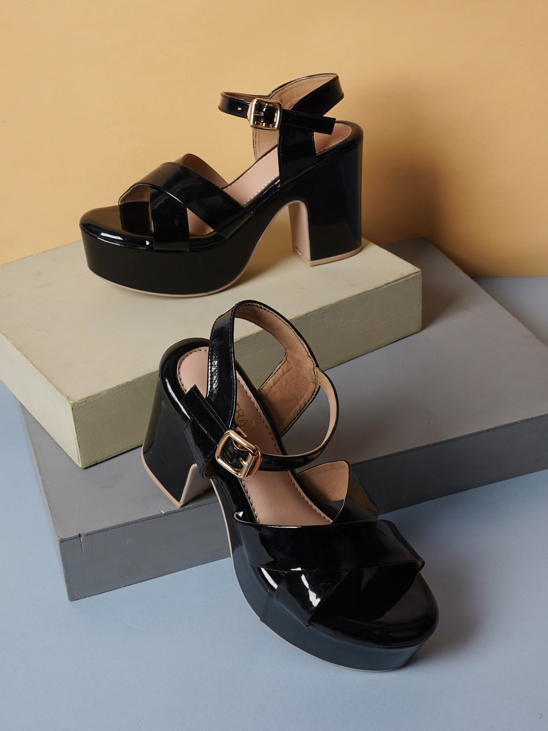 

SCENTRA Black Colourblocked Block with Buckles