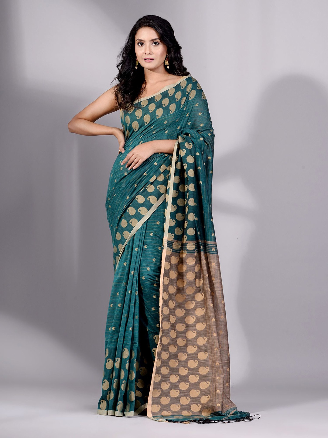 

Charukriti Green & Gold-Toned Woven Design Pure Cotton Saree