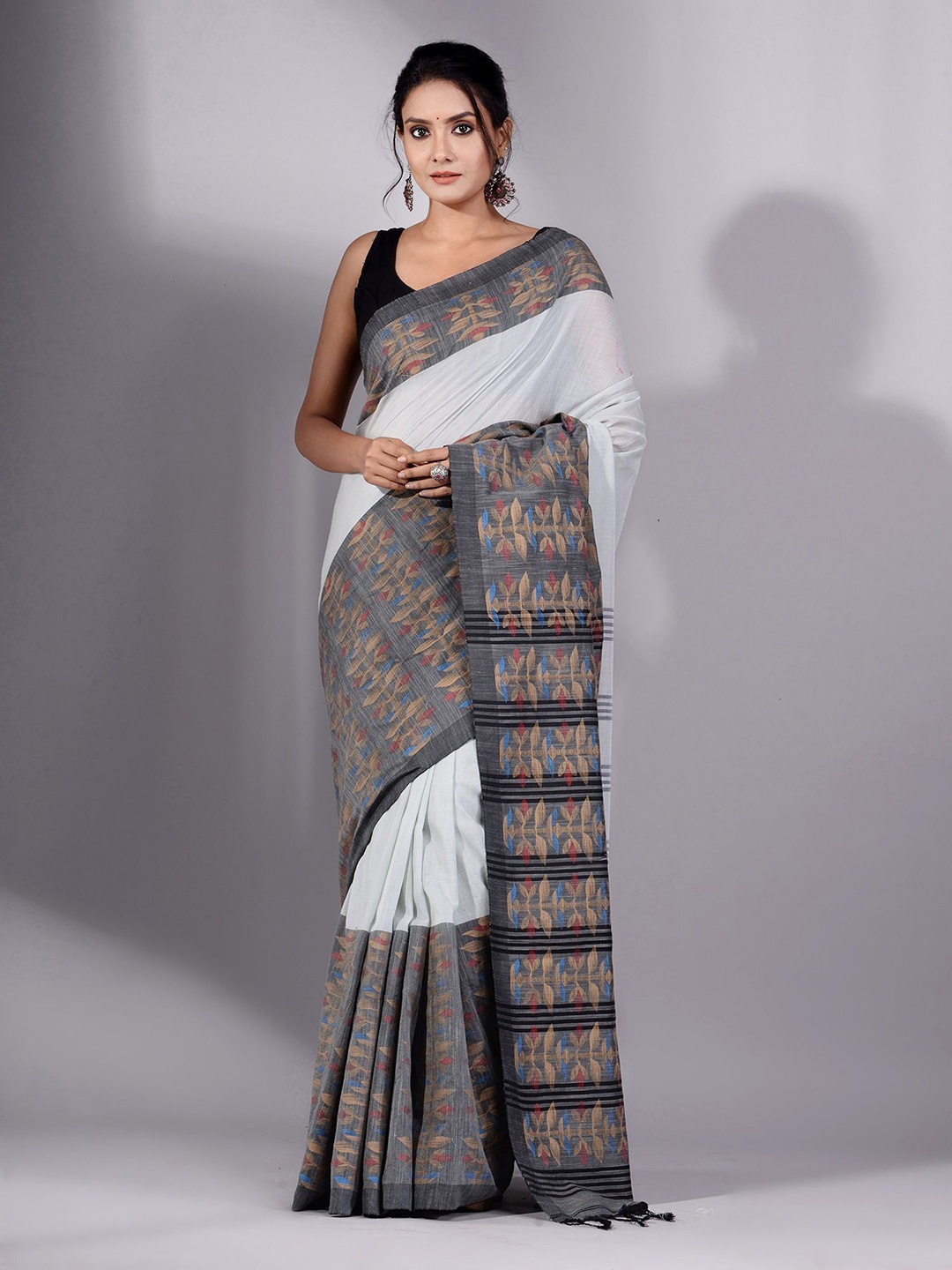 

Charukriti Cream-Coloured & Black Woven Design Pure Cotton Saree