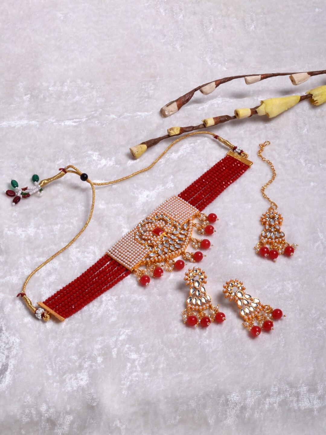 

STEORRA JEWELS Women Red & Beige Royal Kundan Choker Jewellery Set with Maang Tika