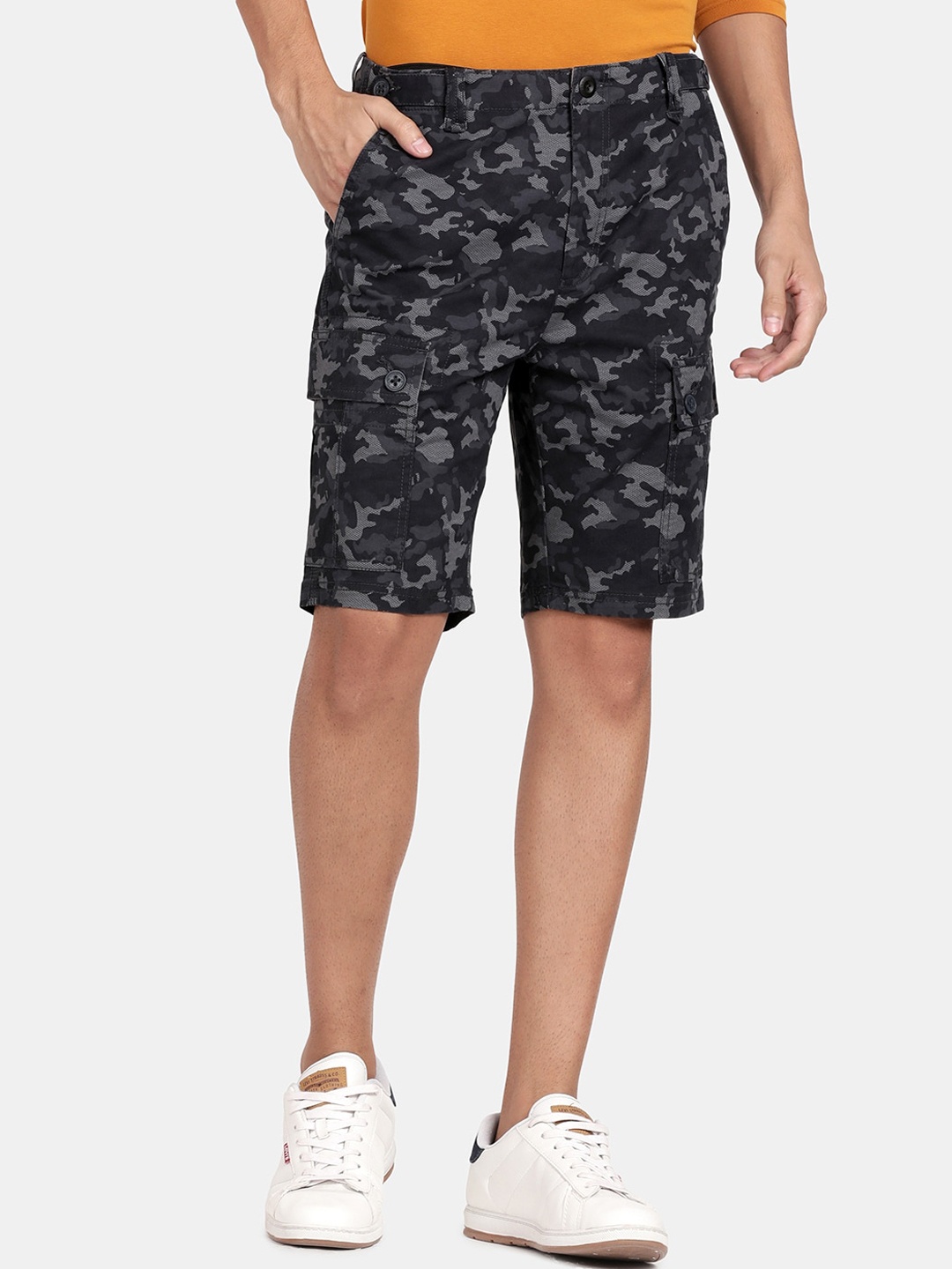 

t-base Men Grey Camouflage Printed Shorts