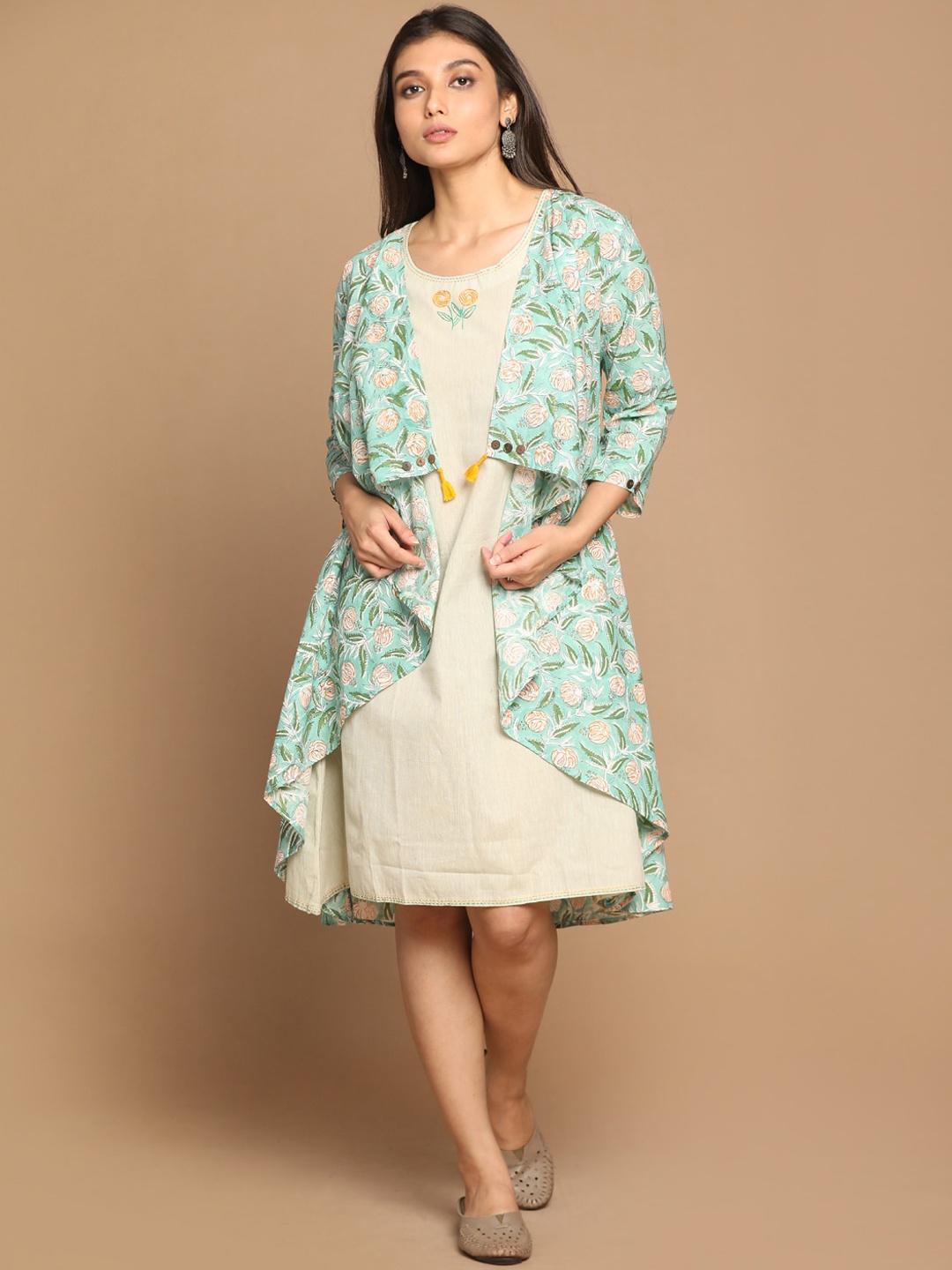 

Earthwear Women Green Sleeveless Cotton Hand-Embroidered Kurta with Block Printed Asymmetrical Shrug