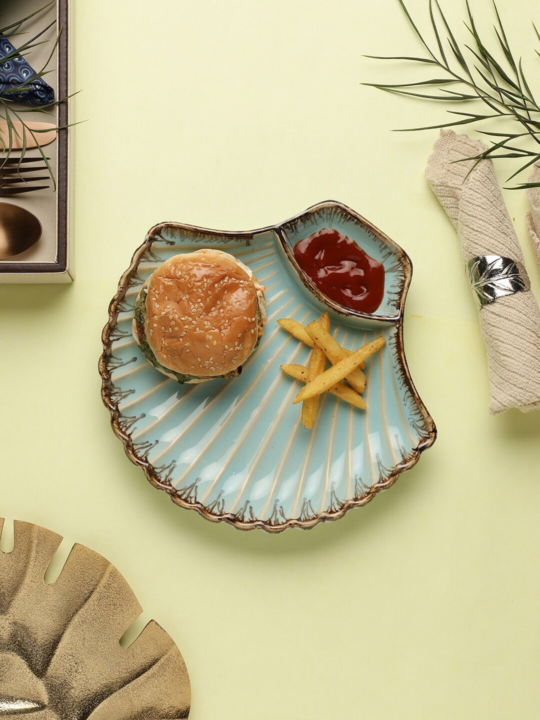 

VarEesha Green & Gold-Toned Ceramic Sea Shell Chip n Dip Serving Platter