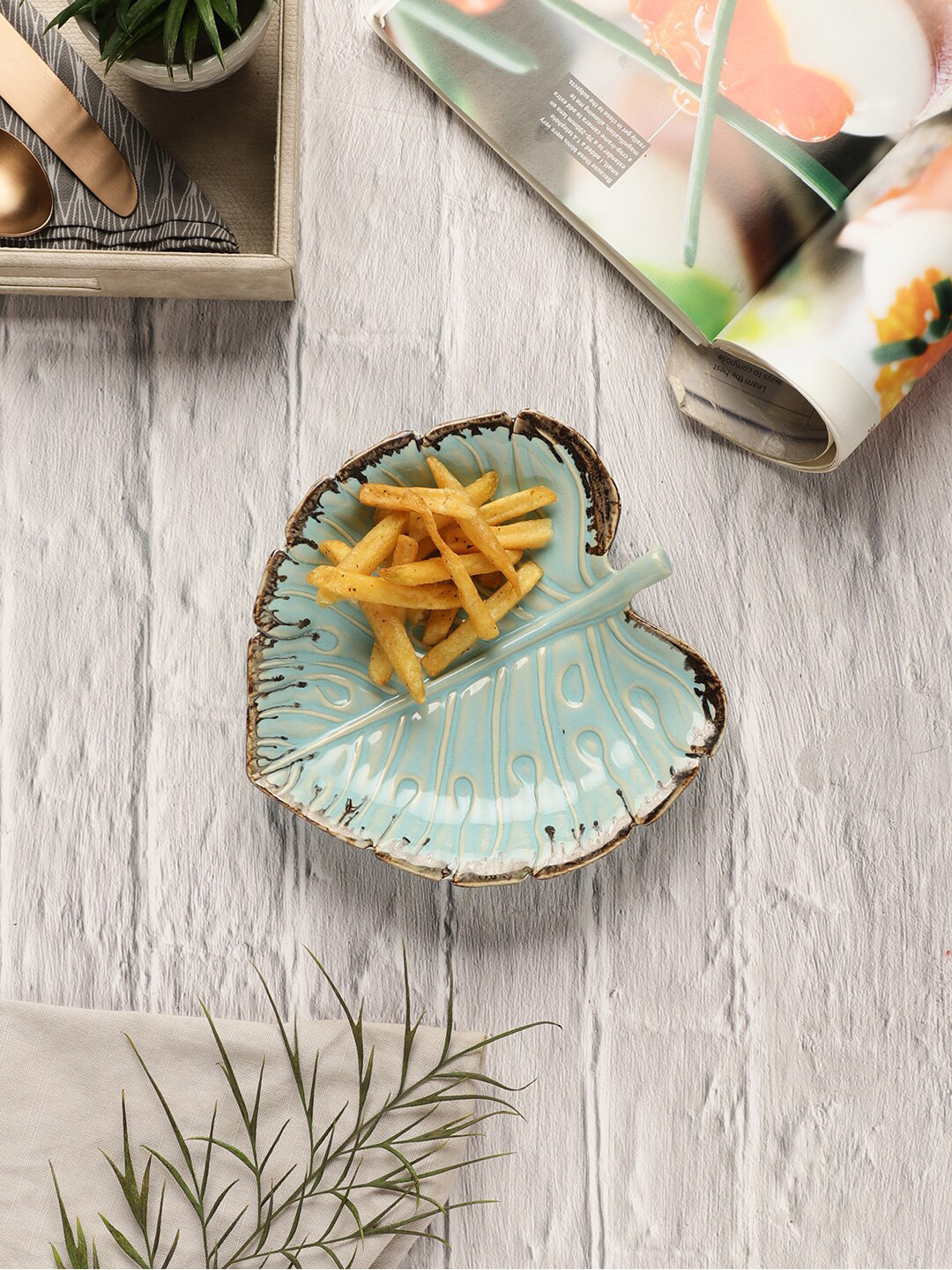 

VarEesha Sea Green & Gold-Toned Embossed Ceramic Leaf Serving Platter